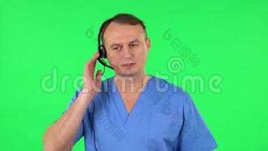 医务人员在支援处用耳机说话。 绿色屏幕